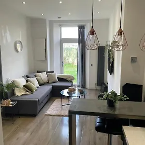  Apartment Stylish & Comfortable Ground Floor House - Main Door Private Entrance - Free Parking & Garden